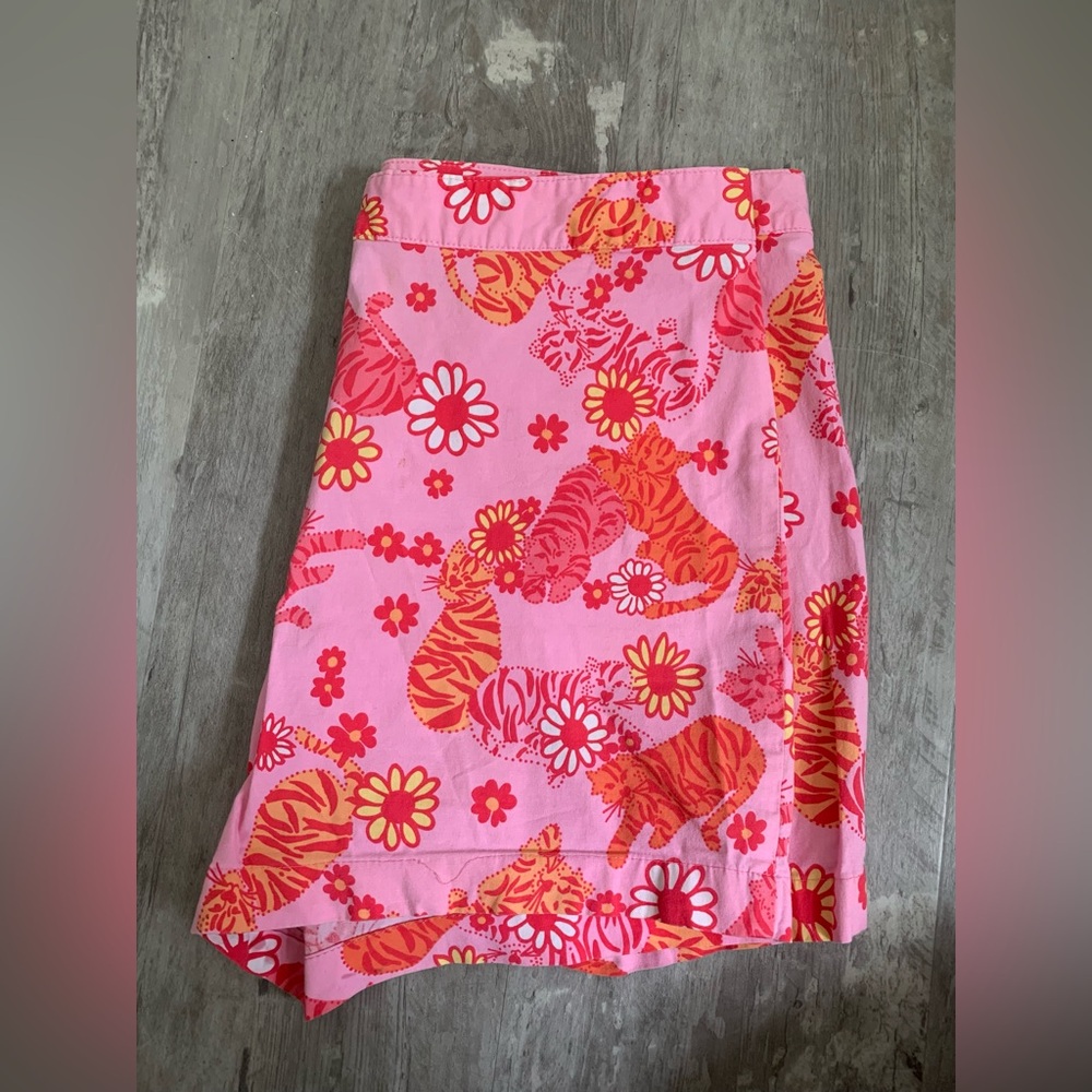 Women’s Lilly Pulitzer shorts. Retro print!
